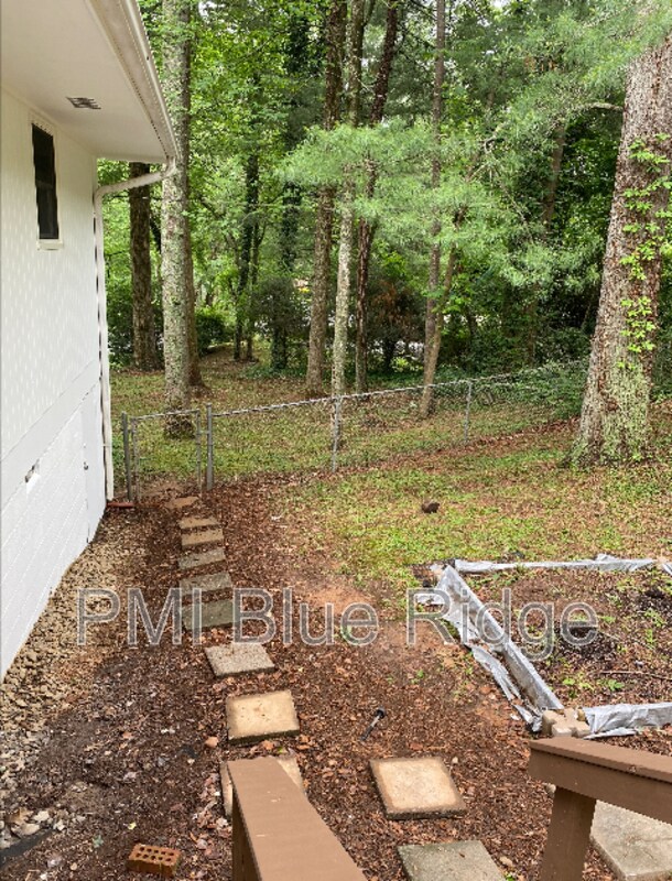 Building Photo - 325 Comet Dr