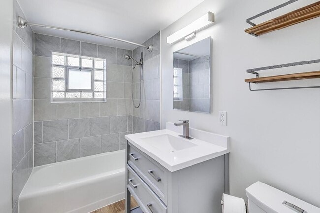 Building Photo - 600 S York St