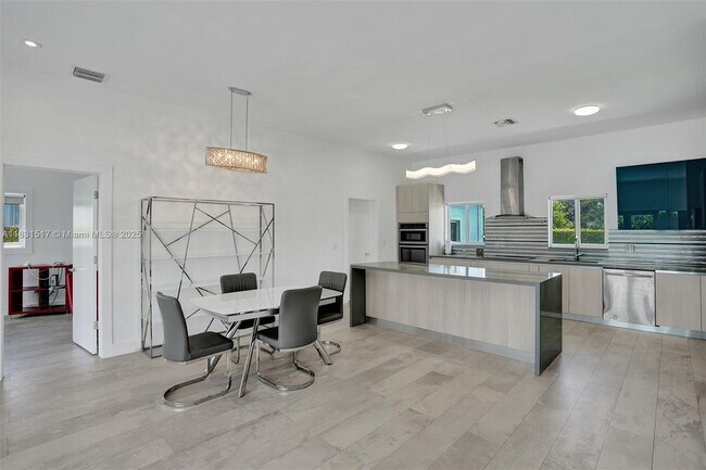 Building Photo - 8540 SW 20th St