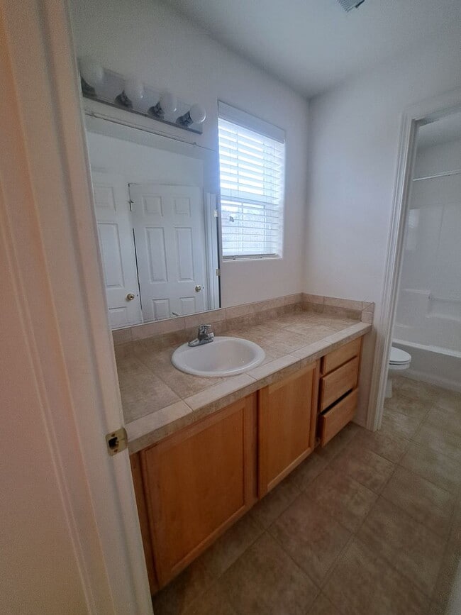 Building Photo - 3 BEDROOM - AC - move in ready Hillsboro