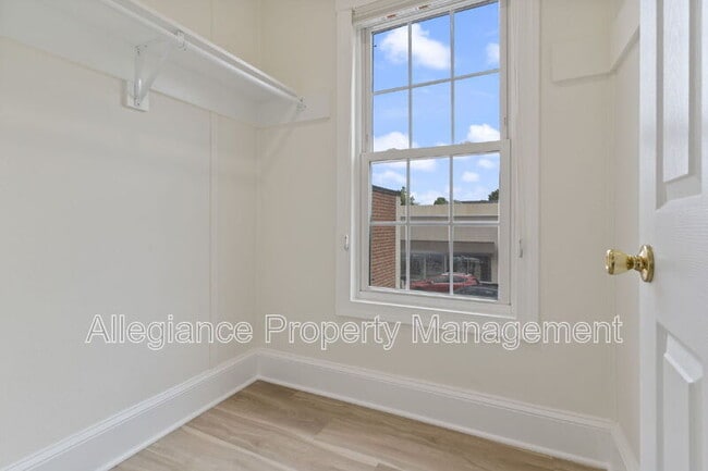 Building Photo - 1506 B Mt Vernon Ave