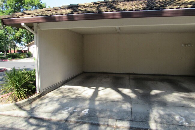 Building Photo - Well Kept 2 Bed/1 Bath Upstairs Condo in South Livermore