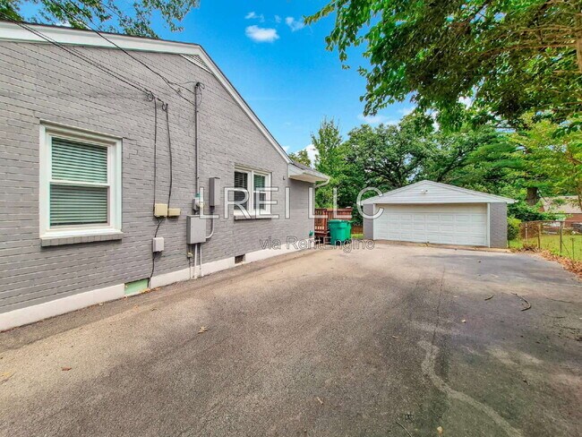 Building Photo - 10815 Alberta Dr