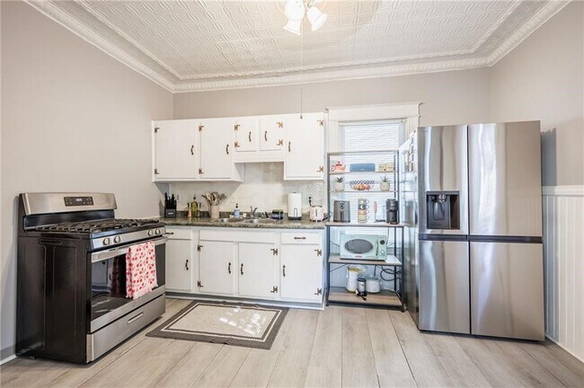 Building Photo - 890 S Goodman St