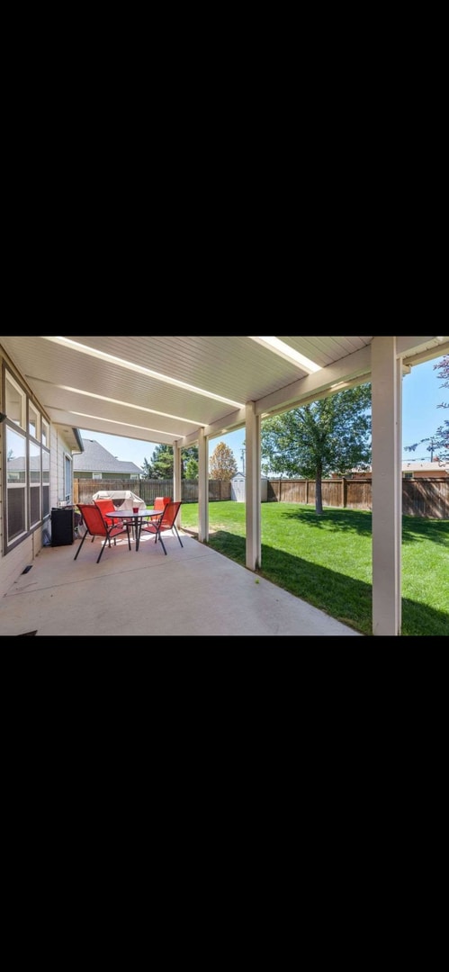 Building Photo - 4 Bedrooms with a large back yard