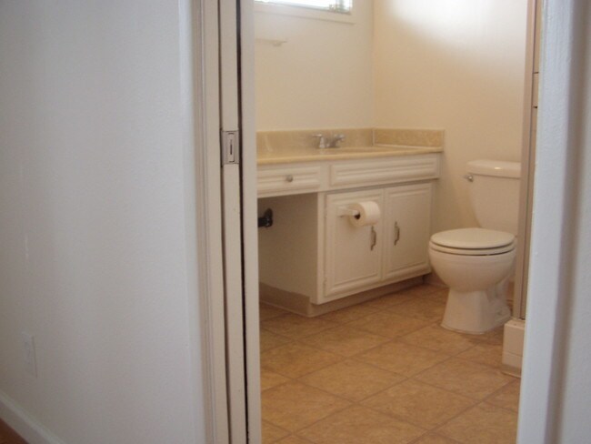 Building Photo - 10854 Reseda Blvd