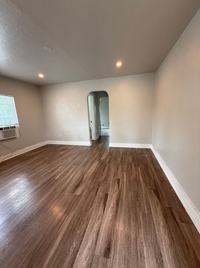 Building Photo - N. Villa Ave - Triplex