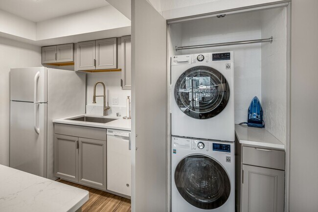 Building Photo - Perfect Downtown Furnished 1 BR Apartment