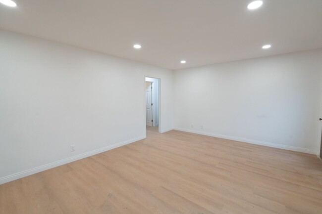 Building Photo - Charming 3 Bedrooms 2 Bathrooms Home $3,50...