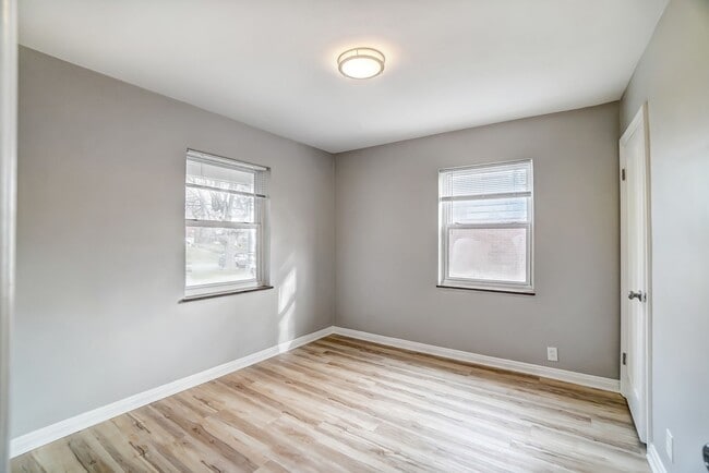 Building Photo - 2 Bedroom, 1 Bathroom with Large Backyard!