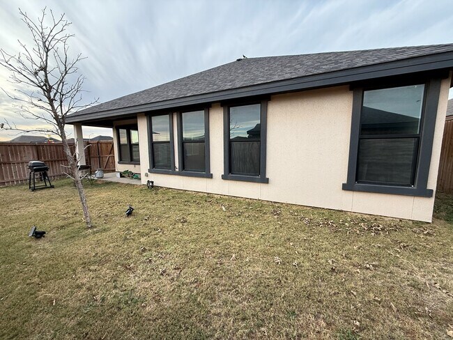 Building Photo - 8626 La Jolla Dr