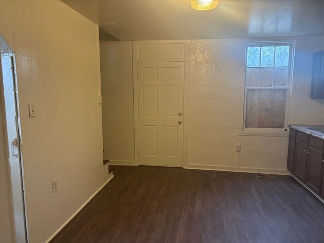 Building Photo - 3 Bedroom House, Parking, Yard-York City SD