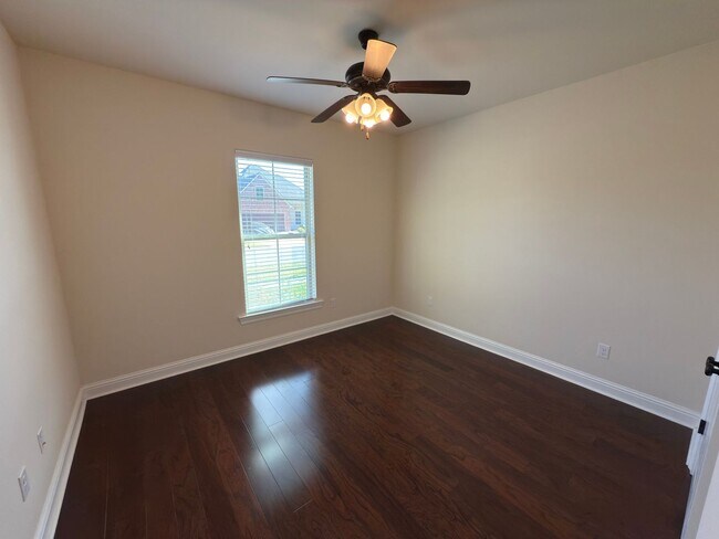 Building Photo - 3-Bedroom Home with Central AC, Gas Fireplace & Spacious Backyard