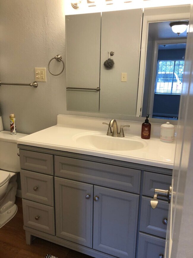 Building Photo - NE UPTOWN WINROCK CONDO 1 Bedroom 1 Bath -...