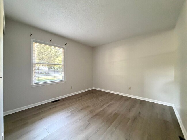 Building Photo - 121 Westview Dr