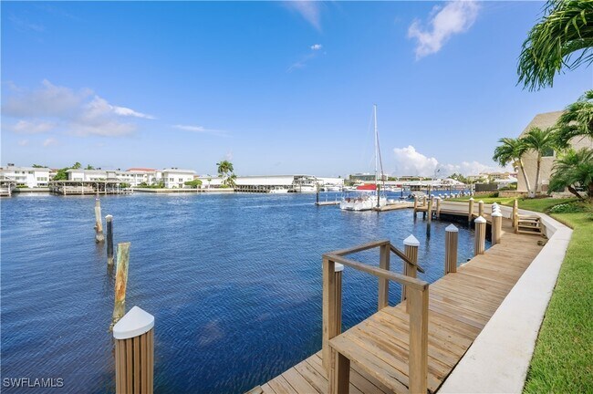 Building Photo - 800 River Point Dr