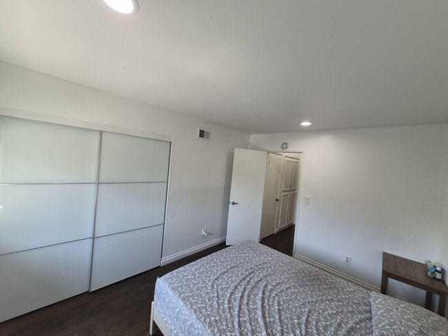 Building Photo - 5313 Sevilla Ct