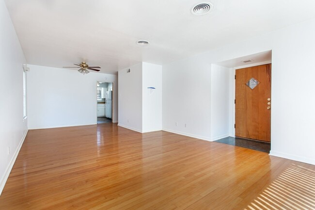 Building Photo - 3-bedroom, 2-bath home with 2-car garage in Casa View