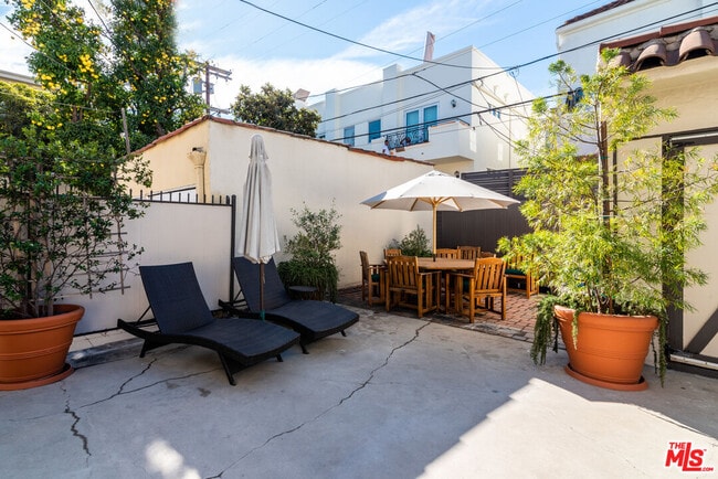 Building Photo - 751 Croft Ave