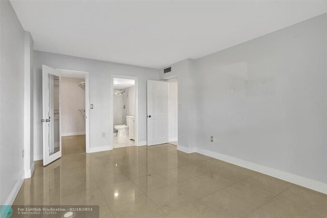 Building Photo - 4156 Inverrary Dr