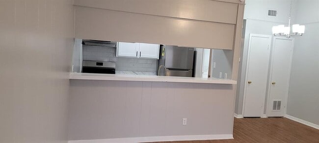 Building Photo - 608 W 51st St