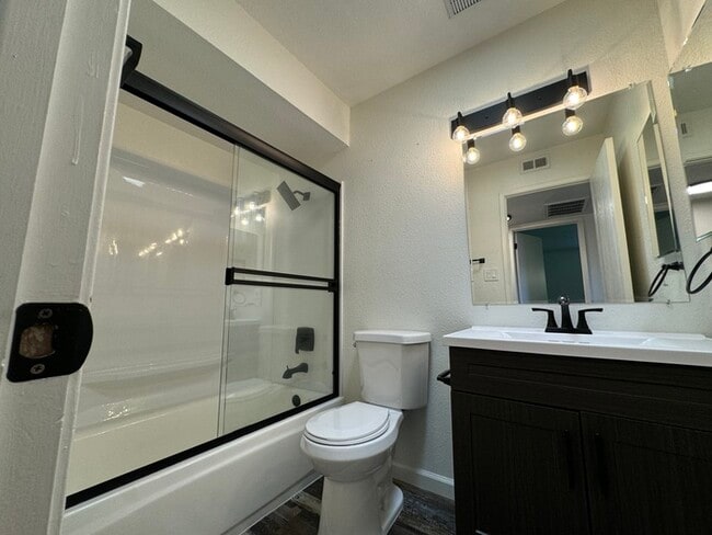 Building Photo - Adorable UPDATED 2bd/2bth duplex in Sacramento!