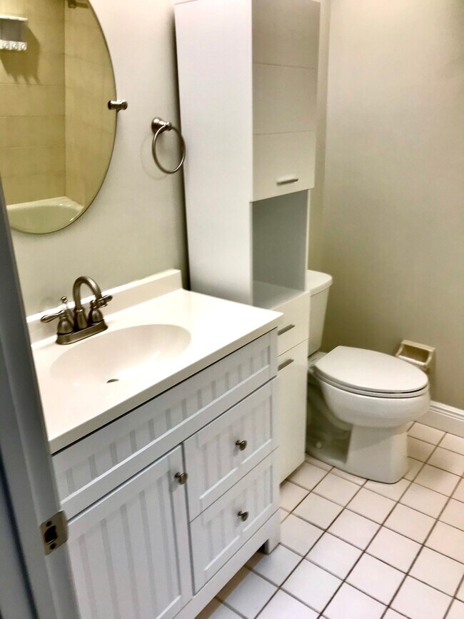 2ND FLOOR BATHROOM - 3679 Oakhill Dr