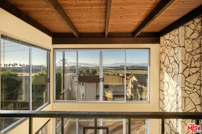 Building Photo - 364 Pershing Dr