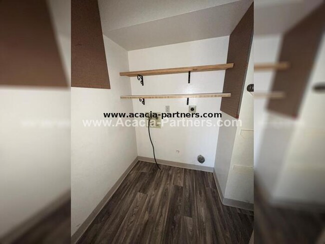 Building Photo - Eastside Townhome