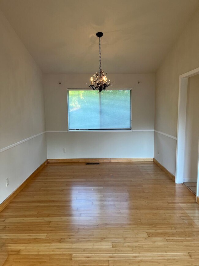 Building Photo - *Holiday Move In Special, $500 Off First Month's Rent! Large 4 bedroom/ 2.5 Bathroom Home for Ren...