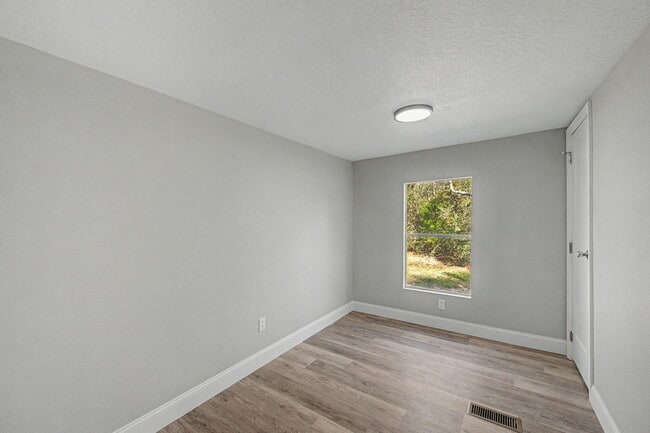 Building Photo - 512 W Bach Dr