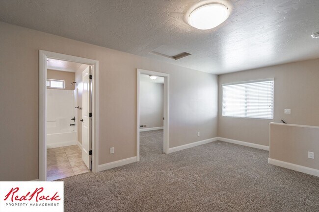 Building Photo - Dog Friendly, Pleasant 4 Bedroom, 2.5 Bathroom Townhome