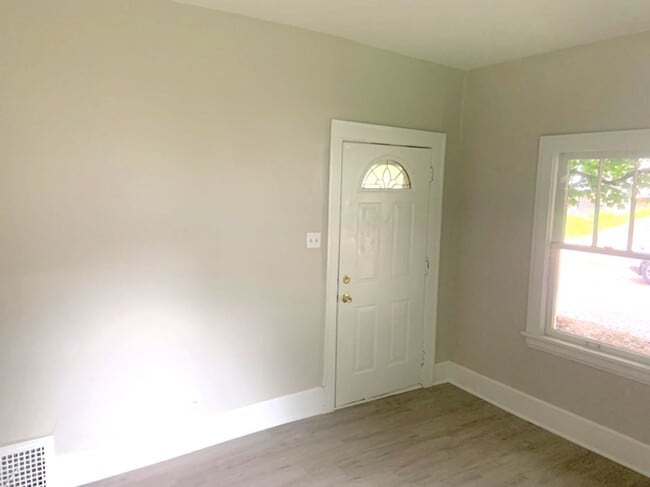 Building Photo - Charming 2-Bedroom Home Available