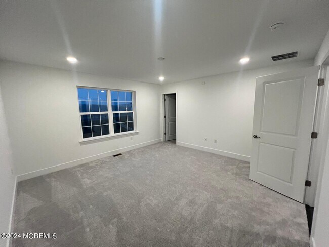 Building Photo - 35 Crimson Dr