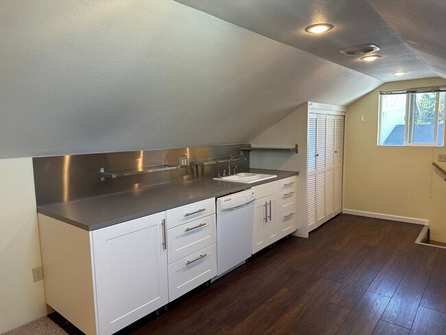 Building Photo - Updated 1 bed, 1 bath in Eugene!