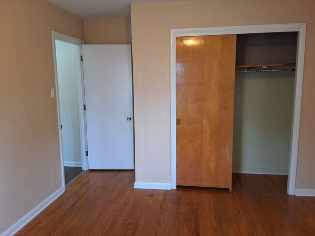 Building Photo - Beautiful 3 Bed, 2 Bath with walk out fini...