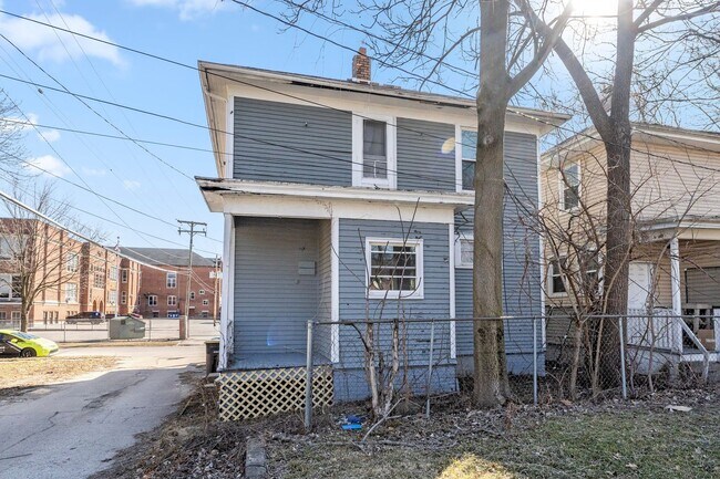 Building Photo - MOVE-IN SPECIAL - NEW LISTING! 4 BEDROOM HOME