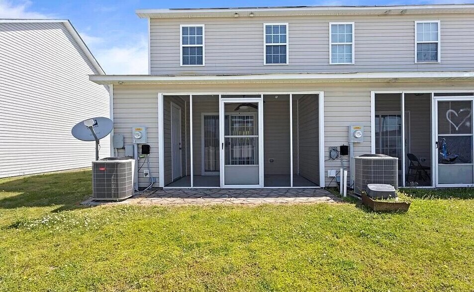 Patio & Yard - 4011 Grandeur Ave