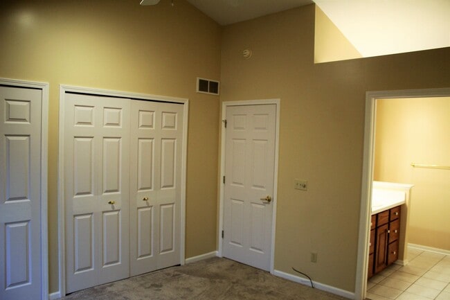 Building Photo - Available Now!- 2 Bedroom Condo In Davison