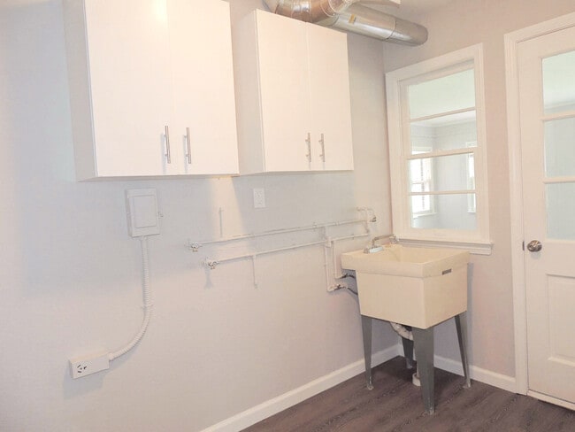 Building Photo - Breathtaking 3 bedroom, 1 bath Mayfield He...