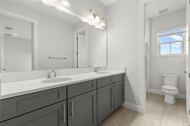 Building Photo - 10511 Royal Cypress Way