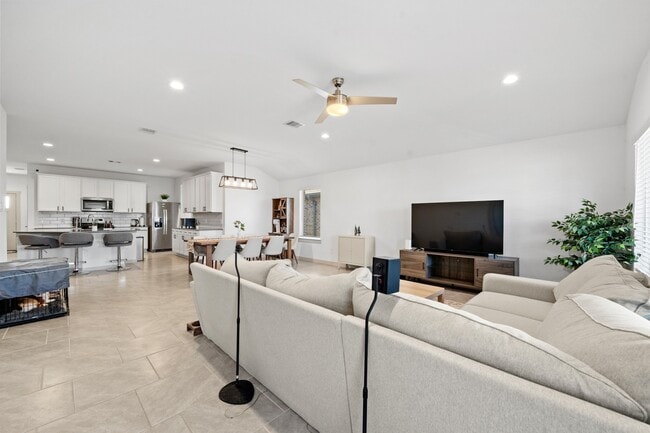 Building Photo - 30010 Reagans Rnch Dr