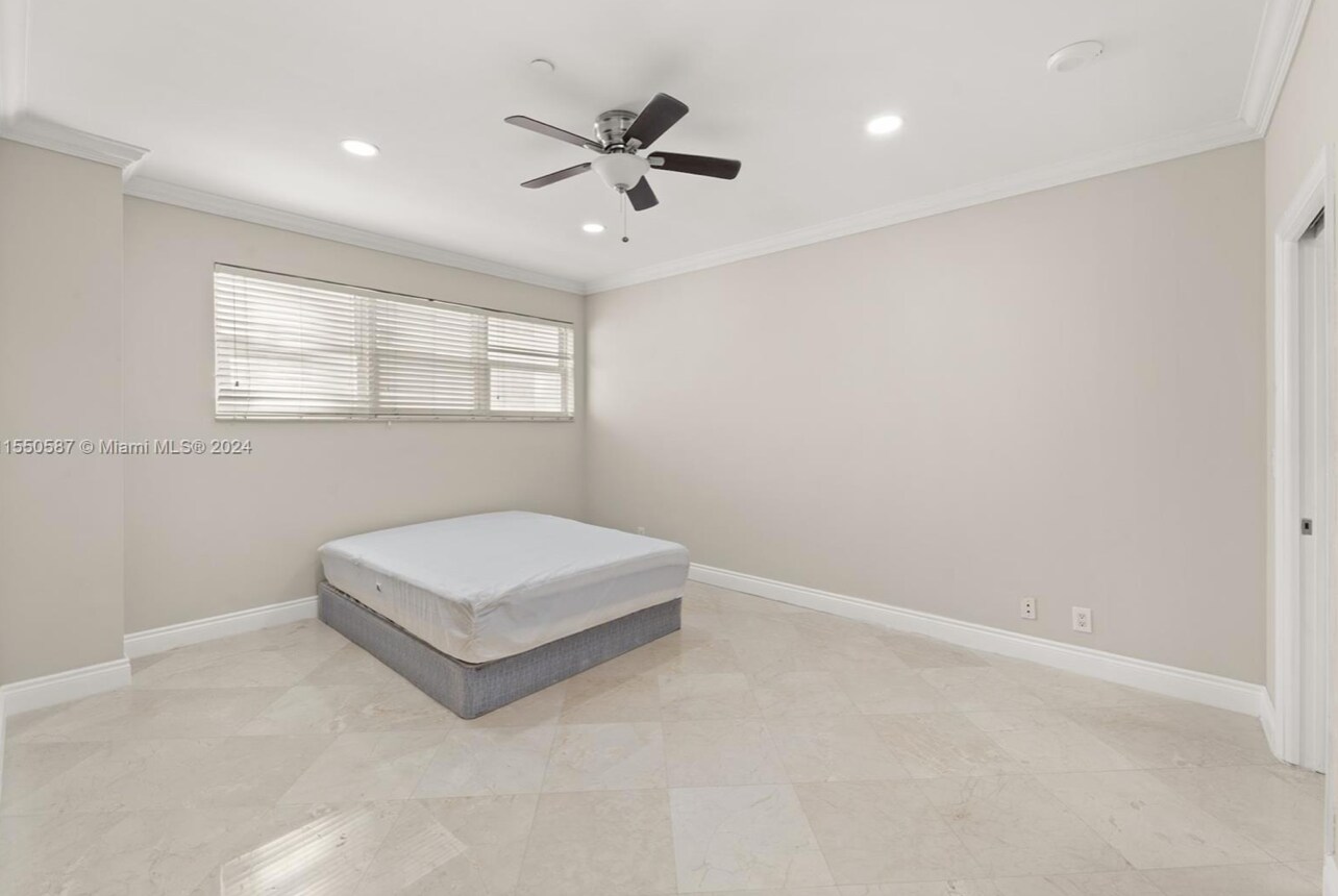 Building Photo - 5601 Collins Ave
