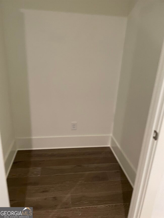 Building Photo - 460 Heatherden Ave