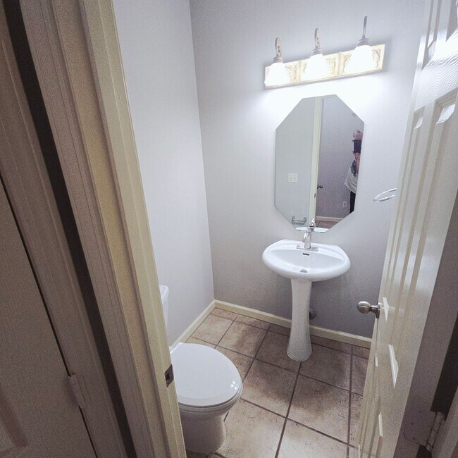 Building Photo - Spacious 3 BR / 2.5 BA in Birmingham!