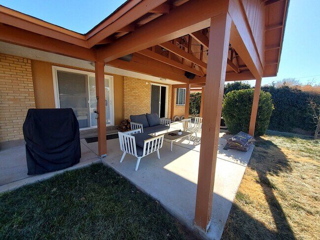 Building Photo - Updated 3 bed 2 bath near UPTOWN! Don't Mi...