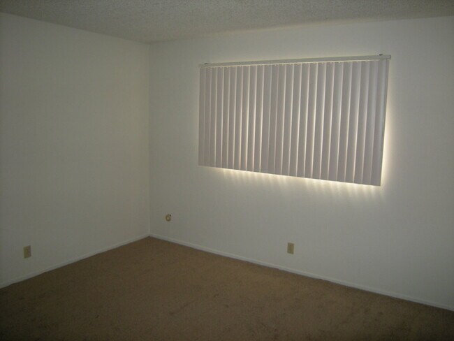 Building Photo - Comfortable 3/2 that allows pets!