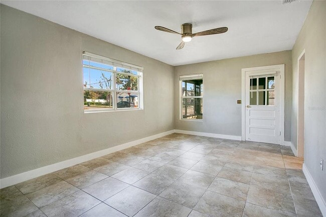 Building Photo - 541 N Capen Ave