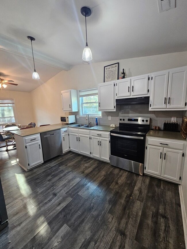 Building Photo - 3 Bedroom Corner Lot Close to Lejeune Blvd