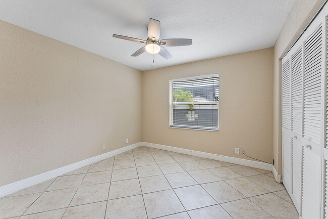 Building Photo - 4868 Kensington Cir
